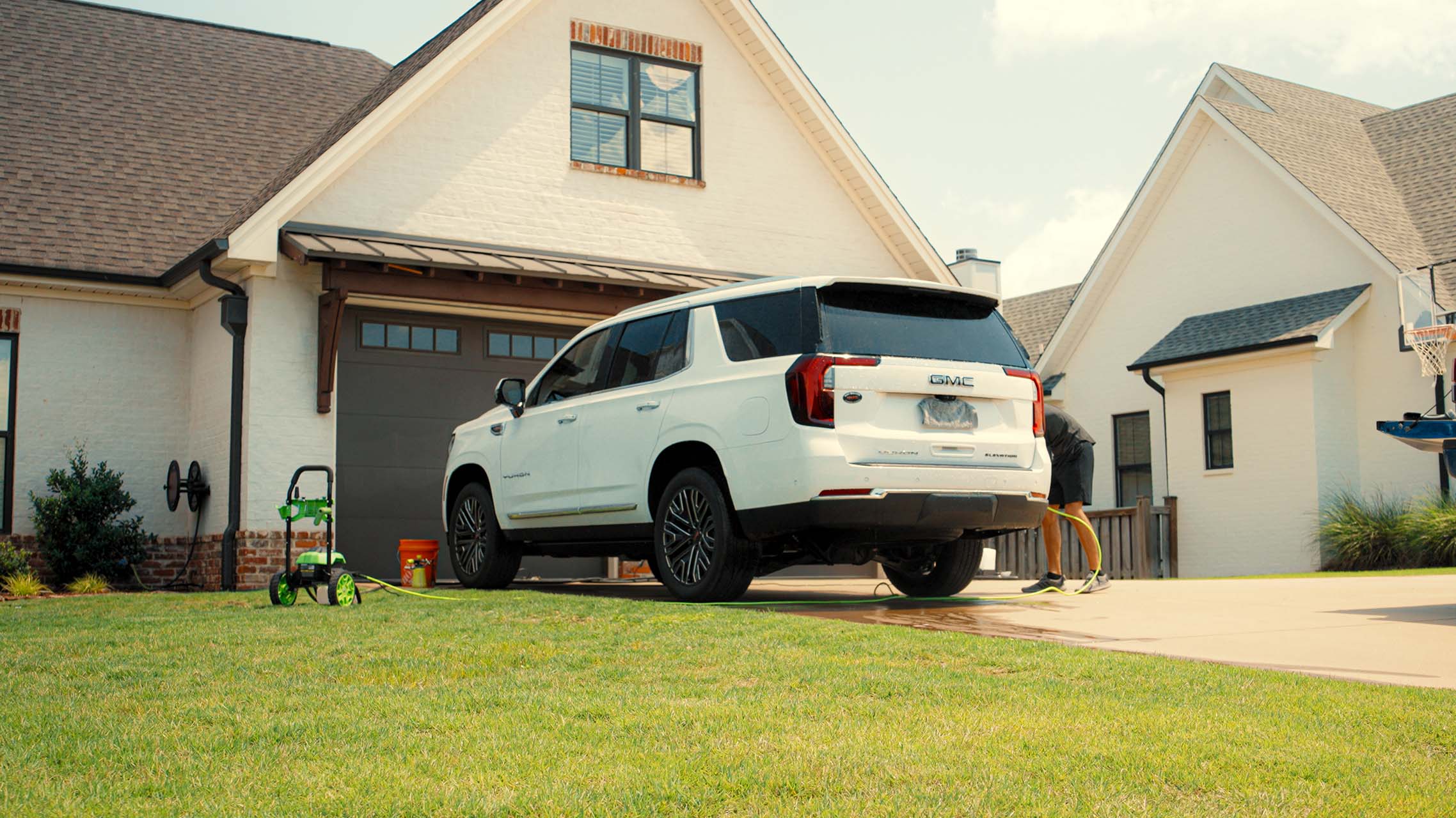Detailer set up and working in a home driveway